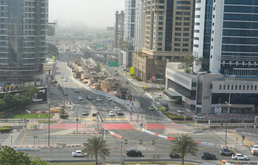 中国建筑迪拜萨勒曼国王街高架桥和纳西姆街升级改造项目完成主要交通导改2.png 中国建筑迪拜萨勒曼国王街高架桥和纳西姆街升级改造项目完成主要交通导改2.png