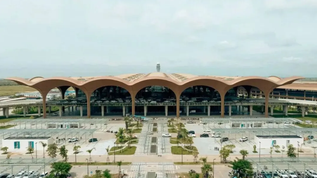 中国建筑柬埔寨德崇国际机场正式通航1.png