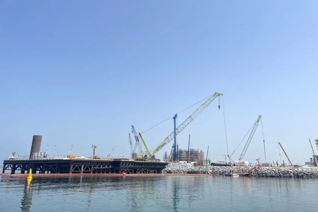 中国建筑R10132F迪拜岛跨海桥项目首根海上工作桩浇筑完成 1.png